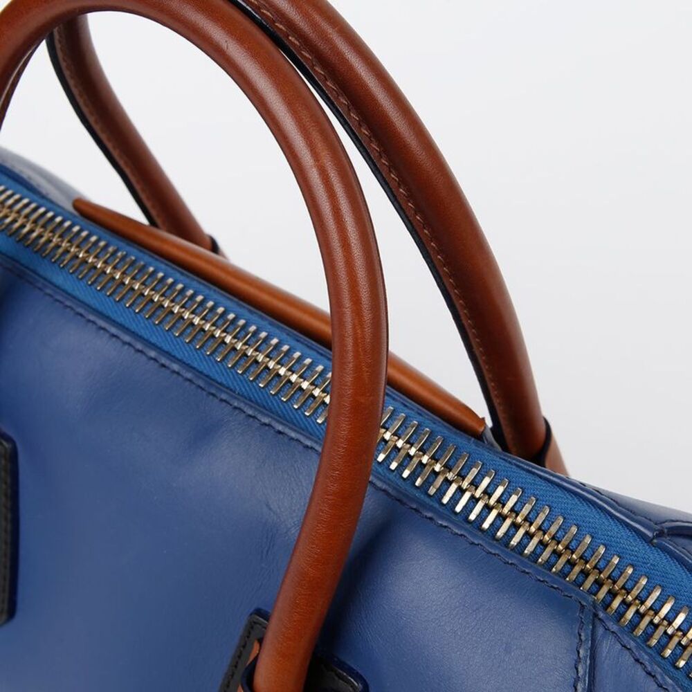 Antigona Medium Tote Shoulder Bag - Picture 6 of 10